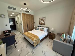une chambre avec un lit, un canapé et une chaise dans l'établissement Maryah Island Elegant Studio Near Cleveland & ADGM, à Abu Dhabi 27 autres photos