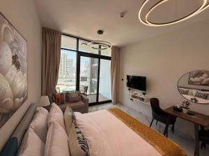 une chambre avec un lit, un bureau et une fenêtre dans l'établissement Maryah Island Elegant Studio Near Cleveland & ADGM, à Abu Dhabi