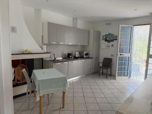 Kuchyň nebo kuchyňský kout v ubytování Villa ilporticciolovacanze 18