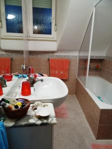 e bagno con vasca bianca, lavandino e vasca. di Casa Ilaria - Appartamento in Piazzetta a Capri