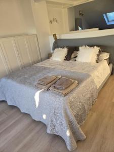 a bedroom with a bed with two towels on it at Perbes Dreams in Perbes