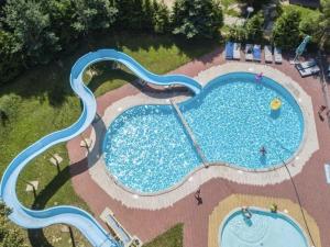 an overhead view of a swimming pool at a resort at Camping 2000 - Safaritent Medium in Osečná