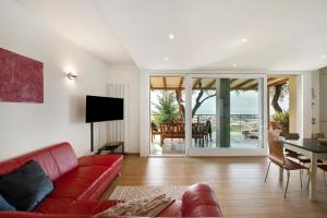 TV a/nebo společenská místnost v ubytování Villa Savi Lake View and Pool