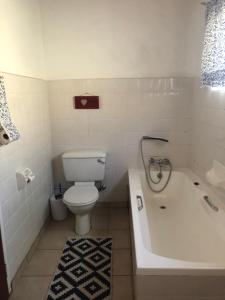 ein Badezimmer mit Toilette und Badewanne in der Unterkunft Bushbaby Rest in Sabie + 18 Fotos