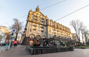 a large building on the side of a street at Видова на Майдан Хрещатик 13 in Kyiv