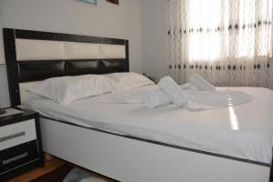 Postel nebo postele na pokoji v ubytování Guesthouse Luli Muca