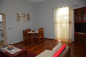 TV a/nebo společenská místnost v ubytování Guesthouse Luli Muca
