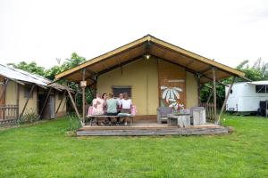 MerumHoeve Linnerveld的一群人坐在帐篷外