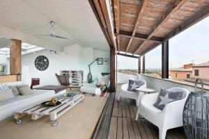 uma sala de estar com mobiliário branco e janelas grandes em Home Deco Marenya House Costa Brava em La Tallada