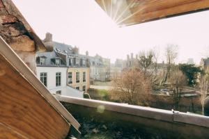 una vista di una città da una finestra di un edificio di Maison Cœur Historique du Vieux Lille de 98m2 a Lille
