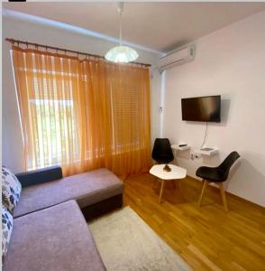 TV a/nebo společenská místnost v ubytování Studio Apartment Close to Beach and City Center