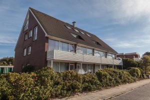 a large brown house with a gambrel roof at Inselschatz in Langeoog
