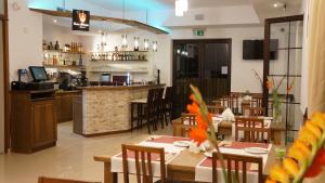 Lounge nebo bar v ubytování GOŚCINIEC NAD NARWIĄ - Airport Modlin