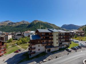 an aerial view of a city with mountains in the background at Appartement soigné à Val-d'Isère avec Wifi, parking couvert, à 10 min des pistes, navette gratuite. - FR-1-694-172 in Val dʼIsère