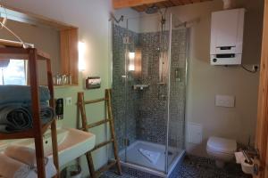 un bagno con doccia, lavandino e WC di Lodge Seaside Boutique Hotel a Heiligendamm Altre 76 foto