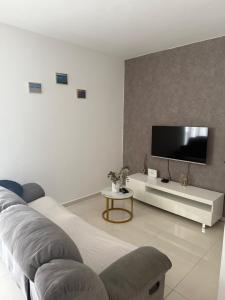 Μια τηλεόραση ή/και κέντρο ψυχαγωγίας στο Apartment K&M