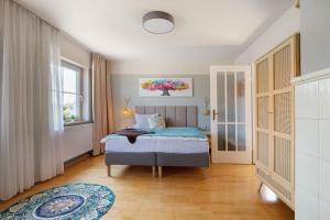 a bedroom with a bed and a window at Gasthof Bräuhaus Lepple Apartments in Vöhringen