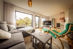 ビショフスハイム・アン・デア・レーンにあるFerienhaus Heimatliebe Rhönのソファとテーブルのあるリビングルーム