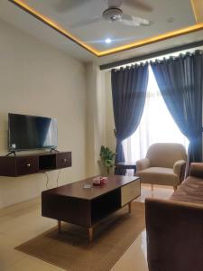 伊斯兰堡Airport Transit Lodge的带沙发和咖啡桌的客厅