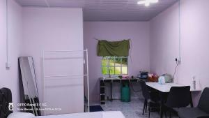 Habitación vacía con mesa y ventana en SP 6 HOMESTAY KURANJI KOTA MARUDU, SABAH, Malaysia, 