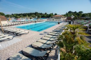 a pool with chaise lounge chairs and a resort at Feel MH 54 in Gastes
