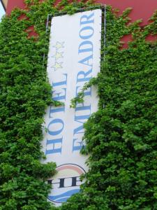 リド・ディ・イエゾロにあるHotel Emperadorの緑の生垣に覆われた看板