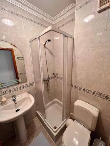 Ένα μπάνιο στο Waterfront View Apartment - Casa Alegra +13 φωτογραφίες