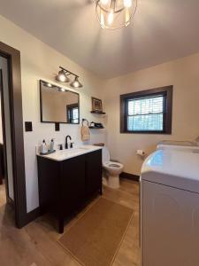 Η κουζίνα ή μικρή κουζίνα στο Tall Pines Lodge great location sleeps 9
