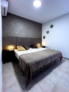 a bedroom with a large bed in a room at Apartament z widokiem na morze 250 m od plaży in Torrevieja