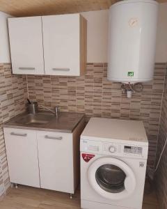 una cocina con lavadora y fregadero en Three-Bedroom Apartment in Balatonlelle I, en Balatonlelle