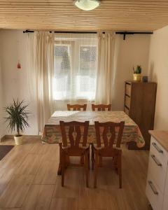 1 dormitorio con mesa y sillas en una habitación en Three-Bedroom Apartment in Balatonlelle I, en Balatonlelle