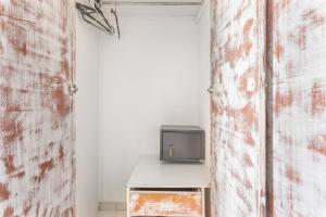 ein Fernseher, der auf einem Tisch in einem Raum steht in der Unterkunft Bel Momento - Family Room in Alikanas