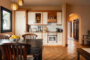 Küche/Küchenzeile in der Unterkunft El Refugio Apartments & Villa