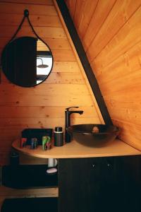 un bagno con lavandino in una cabina di legno di Kunuz 