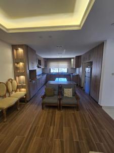 - un grand salon avec un lit et un canapé dans l'établissement Le Jardin, à Madaba