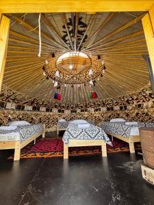 een kamer met 2 bedden en een plafond bij One Million Stars Yurt camp in Song-Kul