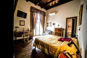 um quarto com uma cama e uma secretária num quarto em San Gennaro B&B em Nápoles