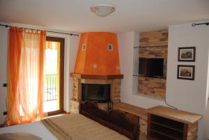 uma sala de estar com lareira e uma janela em Antea Nuevo Sol B&B em San Pellegrino Terme
