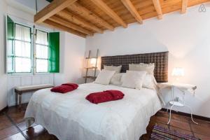 Cama o camas de una habitación en Tradicional Oasis Sevillano