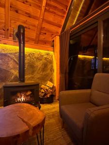 ArdeşenにあるElmti Suit Bungalovのリビングルーム(暖炉、ソファ付) +2枚の写真