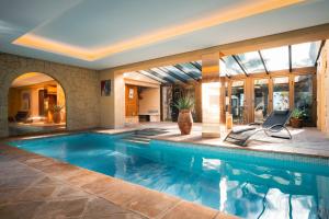 ein Pool in einem Haus mit einem Haus in der Unterkunft El Refugio Apartments & Villa in La Matanza de Acentejo