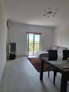 ラゴスにあるPrincess Houseのベッドとテーブルのある白い部屋