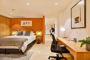 une chambre avec un lit et un bureau avec une chaise dans l'établissement Edificio Boutique Alori 15-3, à Medellín