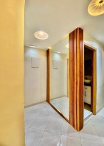 um espelho numa parede num quarto em Hay el mohamadi agadir em Agadir