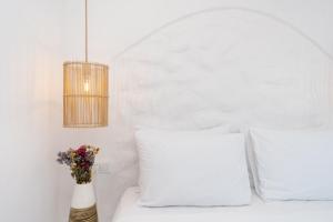Postel nebo postele na pokoji v ubytování Nano Oia Canaves