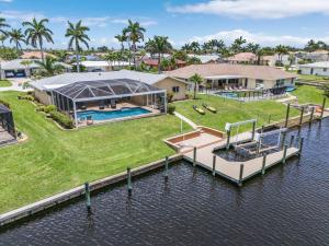 una vista aérea de una casa sobre el agua con un muelle en Charming Retreat with Paddleboards for Adventure - Much Ado About Sunshine - Roelens, en Cabo Coral
