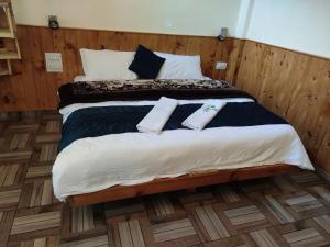 Postel nebo postele na pokoji v ubytování Eaglet Guest House Jibhi
