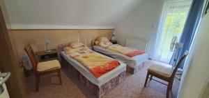 バラトンベレーニにあるHoliday home in Balatonbereny 34655の窓付きの小さな部屋のツインベッド2台