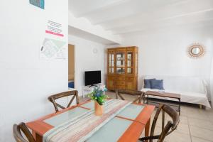 Un comedor con mesa y sillas en Oliwood Beach - Tango, en Playa