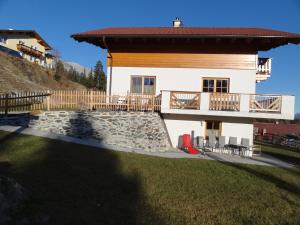 een huis met een groot terras en een tuin bij Appartements Hochegg in Schladming